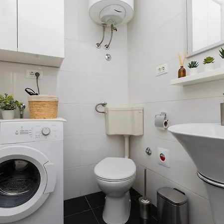 Saluti Near Old Town With Sea View&parking ספליט