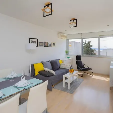 Apartment Saluti Near Old Town With Sea View&parking Split